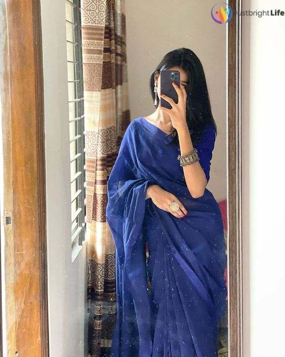 Hidden Face Mirror Selfie In Blue Saree